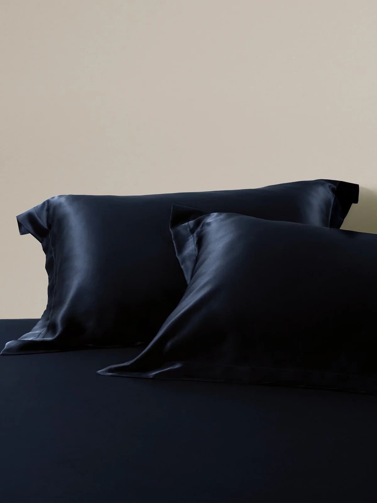 LILYSILK 19 Momme Oxford pillowcase in Navy Blue, view 3