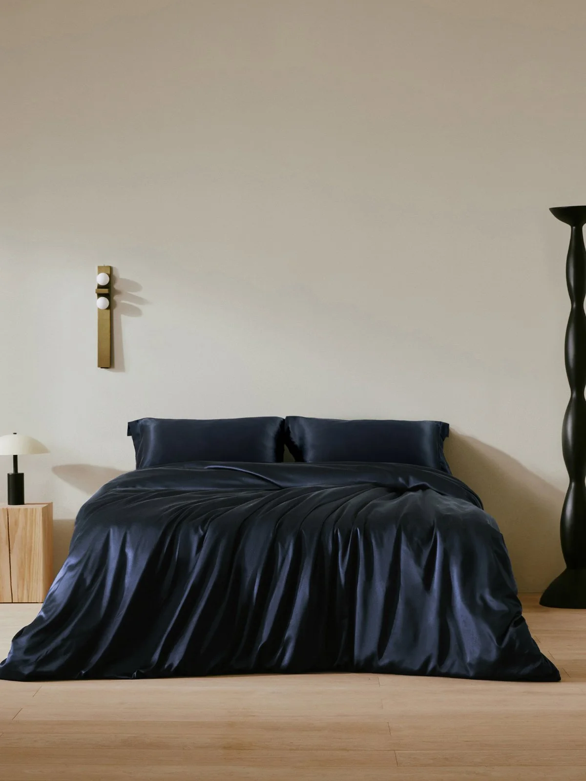 LILYSILK 19 Momme Oxford pillowcase in Navy Blue, view 2